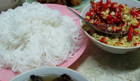 Khách Tây 'thòm thèm' mực nướng, cà phê đá Hà Nội