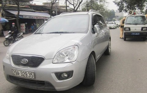 Hà Nội: CSGT bị ô tô đẩy lùi hơn 20m