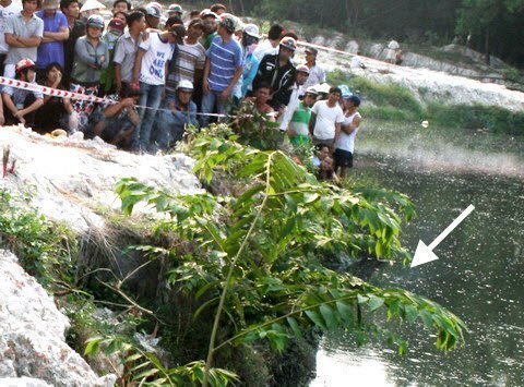 Phát hiện xác người đàn ông nổi trên kênh