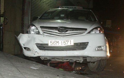 20 người nhấc bổng taxi cứu bé gái dưới gầm