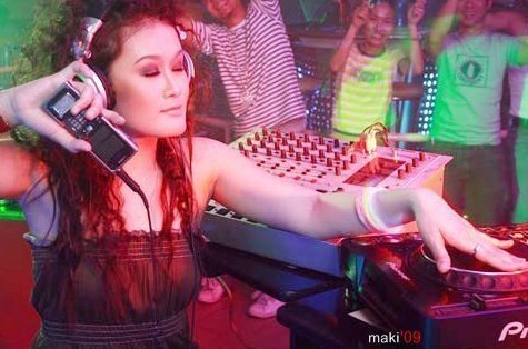 Nghe DJ Mỹ Quyên say mê bên bàn nhạc