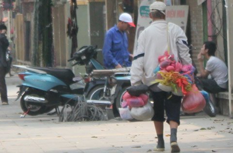 Chuyện đời người đàn ông 30 năm lấy vỉa hè làm nhà