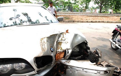 Ủi bật gốc cây, xế hộp BMW nát đầu