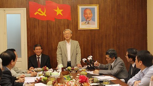 Trực tiếp đấu tranh bằng lý luận