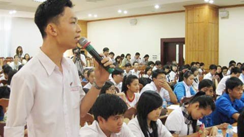 Nghe trò 'tố' cha mẹ ép học đến bị stress