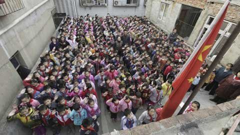 Kì lạ học sinh chào cờ trên mái nhà