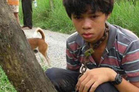 Bị xích cổ vào cây vì trốn học chơi game