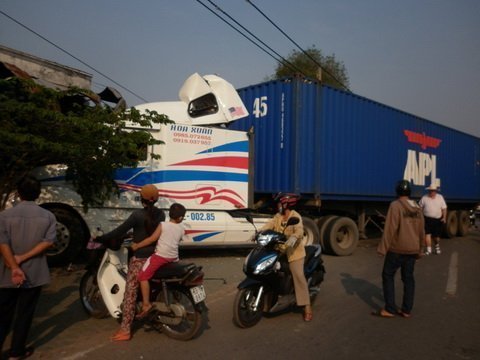 Xe container đâm tiệm tạp hóa, hàng chục người thoát chết