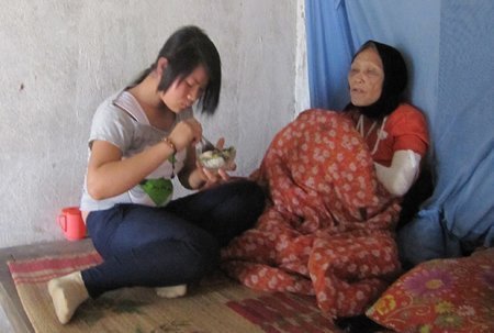 Con đánh mẹ từng xích tay, kéo lê mẹ trên đường