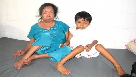 Trao tiền cho bà cháu nghèo không một xu dính túi