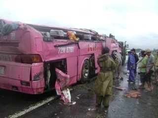 Xe khách lật xuống ruộng, 15 người thương vong