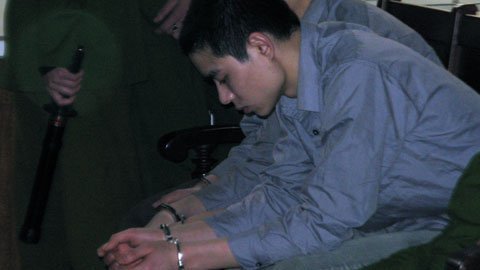 Nét mặt lo âu của Lê Văn Luyện tại toà