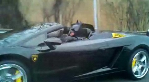 Cảnh sát bắt lỗi người dơi trên xe Lambo
