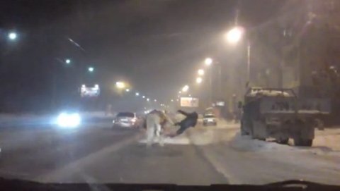 Cô gái Nga ngã ngựa trên đường cao tốc