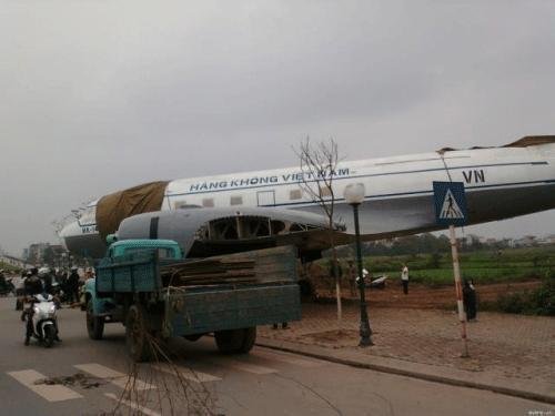 'Sờ tận tay' máy bay chở Bác Hồ trên đường phố