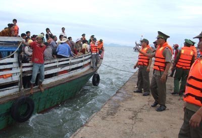 Bão số 1 lệch hướng, mưa lớn hoành hành