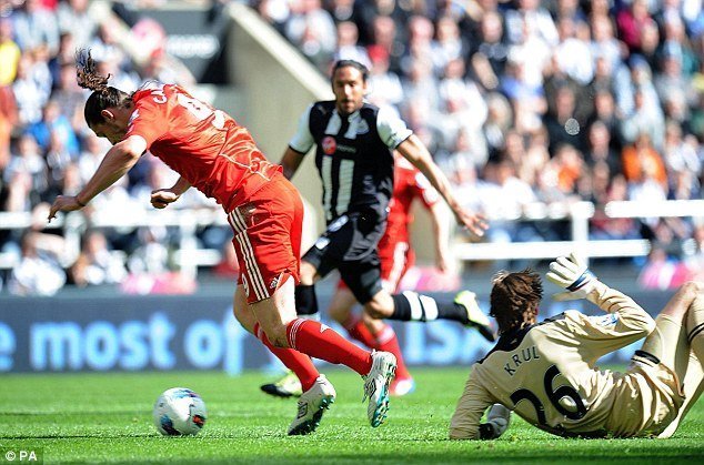 Thua Newcastle, Liverpool tiếp tục 