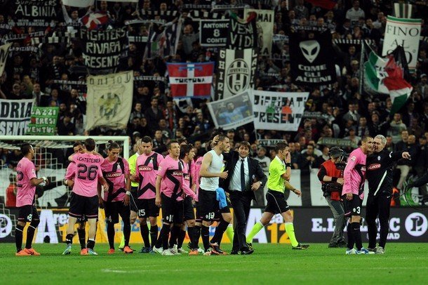 Hạ Napoli, Juve phả hơi nóng vào gáy Milan