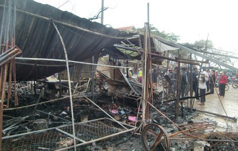 Quảng Bình: Cháy chợ, thiêu rụi 9 gian hàng