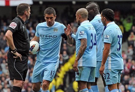 Man City lục đục: Balotelli bật lại Yaya Toure