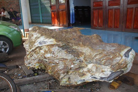 Chuyện lạ, chính quyền cưỡng chế đá quý của dân