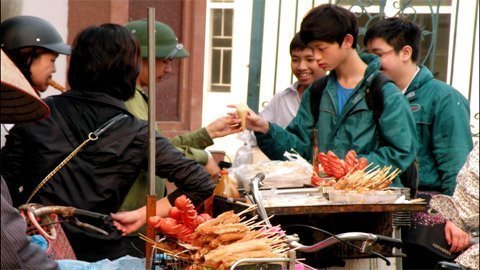 Thu bạc triệu mỗi ngày trên... vỉa hè