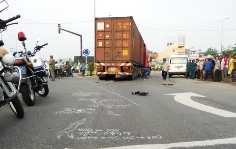 Hai mẹ con chết thảm dưới gầm xe container