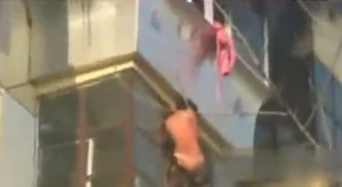 Clip cô gái cởi váy để thoát thân gây sốt