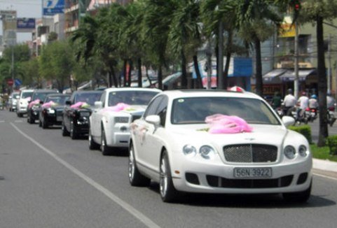 Thử lý giải cơn sốt khoe giàu của đại gia