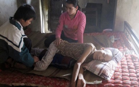 Hai học sinh giỏi tranh nhau bỏ học nuôi mẹ ung thư