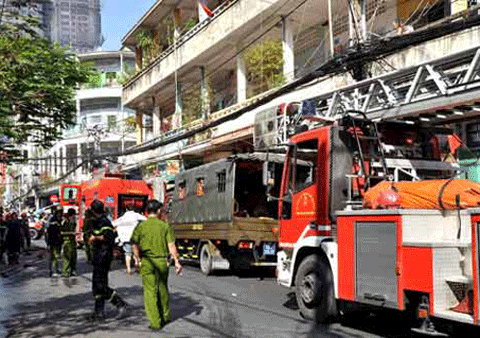 Cháy chung cư, dân nháo nhào di tản