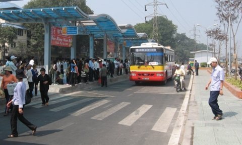 Phí chồng phí và cứu cánh xe buýt?