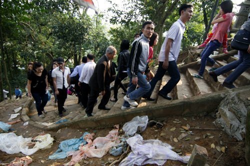 Nhếch nhác văn hóa người Việt ở lễ hội Đền Hùng