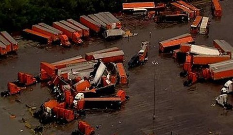 Lốc xoáy kinh hoàng ở Mỹ cuốn ôtô lên trời