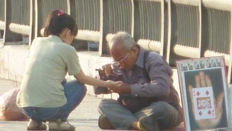Ghé hè đường coi bói bằng... kính lúp