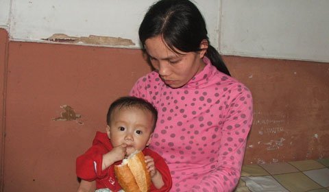 Tiếng khóc đuối sức của bé 1 tuổi cần được mổ tim