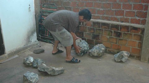 Sợ bị chính quyền tịch thu, dân ào ào đi giấu đá