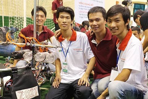 Sinh viên hào hứng đầu tư Robot thi đấu