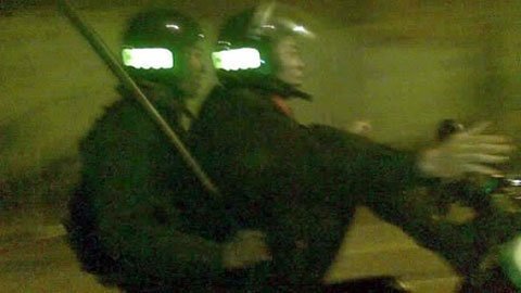 Cảnh sát cơ động phởn phơ ‘lái xe bằng chân’?