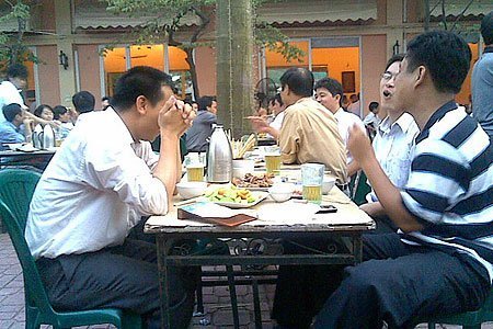 Lương không đủ ăn, tiền nhậu ở đâu lắm thế?