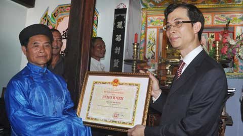 Tặng bằng khen cho tộc gìn giữ tư liệu về Hoàng Sa