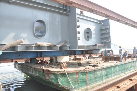 Xem cảnh lắp ráp cầu nổi tiếng ở Đà Nẵng