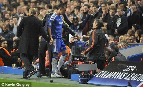 Terry rạn xương sườn, Chelsea lo sốt vó