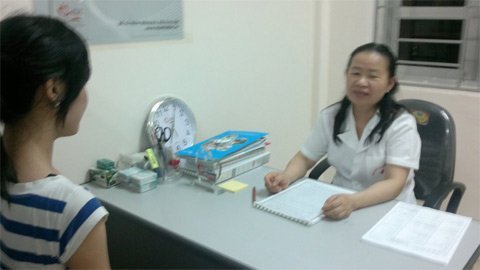 Nữ công nhân sau con đường trắng bao cao su