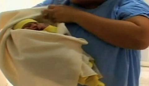 Bé gái 10 tuổi sinh con nặng 2,5 kg