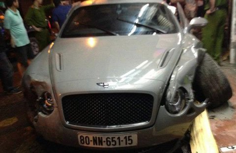 Siêu xe Bentley gặp nạn tại Hải Phòng