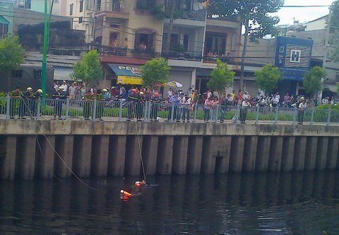 Mẹ bất lực nhìn con nhảy xuống kênh tự vẫn