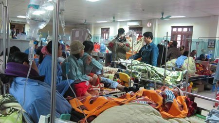 Trời giao mùa, người già nườm nượp nhập viện