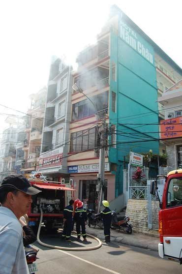 Cháy nhà nghỉ, hàng chục khách hoảng loạn