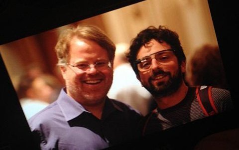 Đồng sáng lập Google đeo kính 